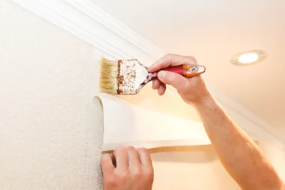Pose de papier peint à Ongles — revêtements muraux et toiles de verre